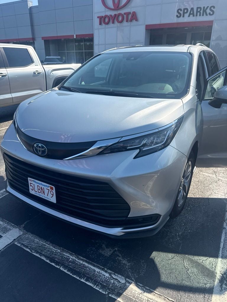 2023 Toyota Sienna LE 8 Passenger