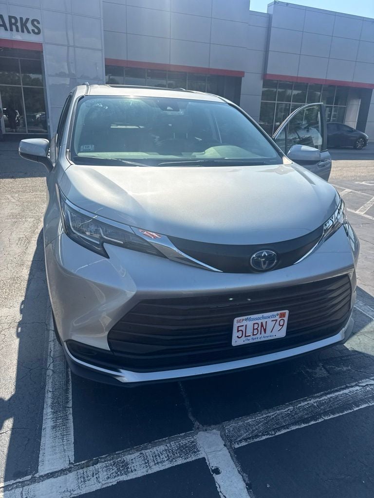 2023 Toyota Sienna LE 8 Passenger
