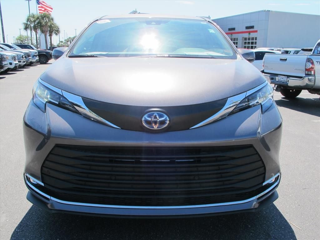 2023 Toyota Sienna XLE 8 Passenger