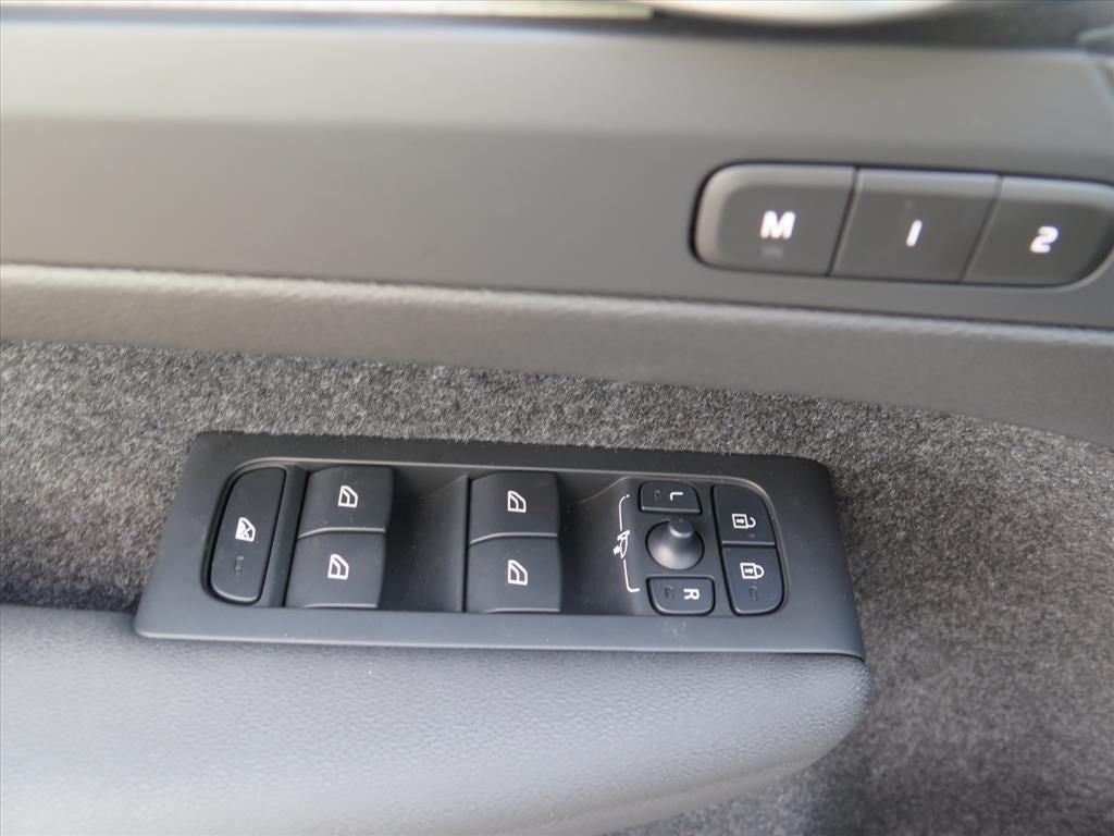 2024 Volvo XC40 B5 Plus Bright Theme