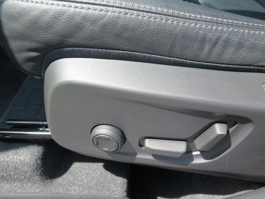 2024 Volvo XC40 B5 Plus Bright Theme