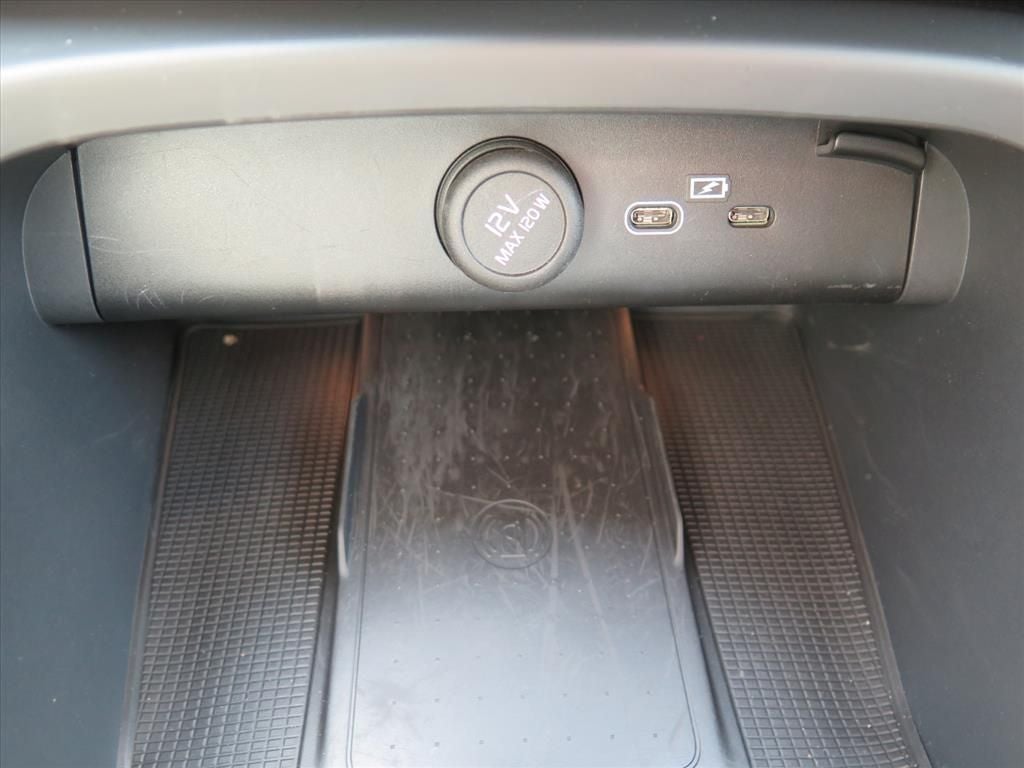 2024 Volvo XC40 B5 Plus Bright Theme