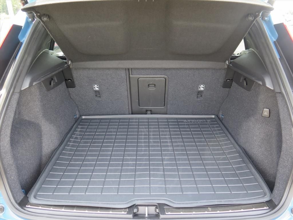 2024 Volvo XC40 B5 Plus Bright Theme